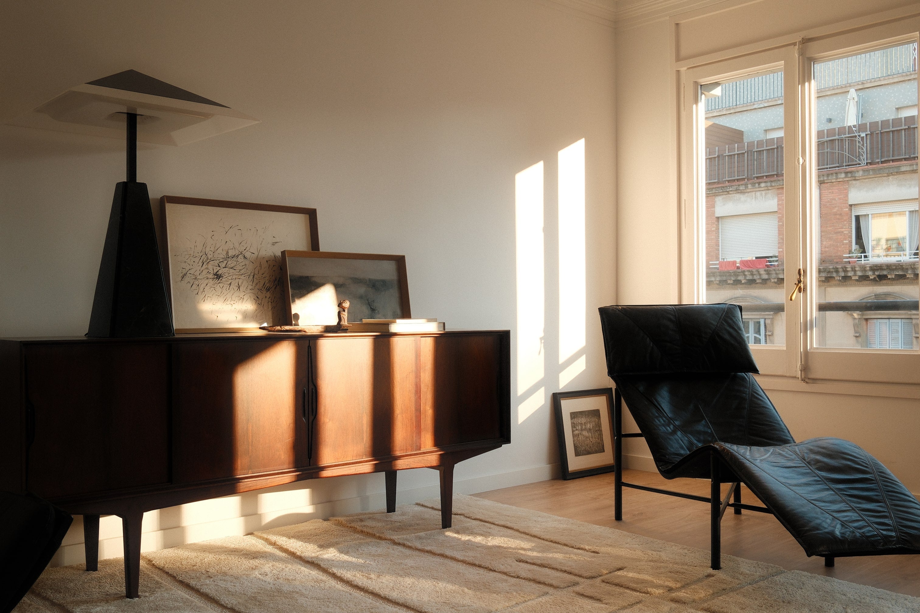 Minimalism with a Soul: How to Style Vintage Lighting in a Minimalist Home